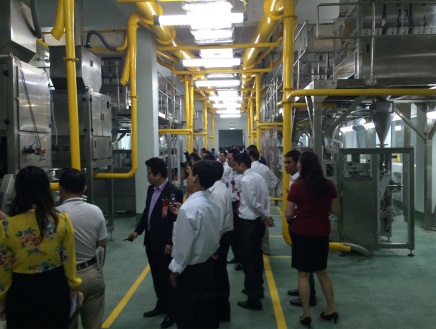 全自動(dòng)灌裝機(jī)客戶現(xiàn)場(chǎng)